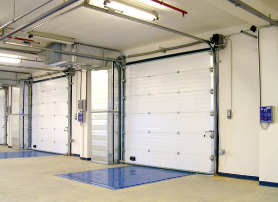 Изолированная секционная гаражная дверь 50 мм-80 мм промышленная верхняя сталь из нержавеющей стали