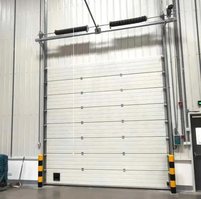 Промышленный склад Вертикальные подъемные петли Секционные крышевые двери 50 мм-80 мм Толщина изолированная секционная гаражная дверь