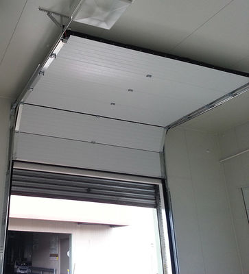 Алюминиевый сплав изолировал секционные двери наверху обшивает панелями двойное остекление 9.0mm