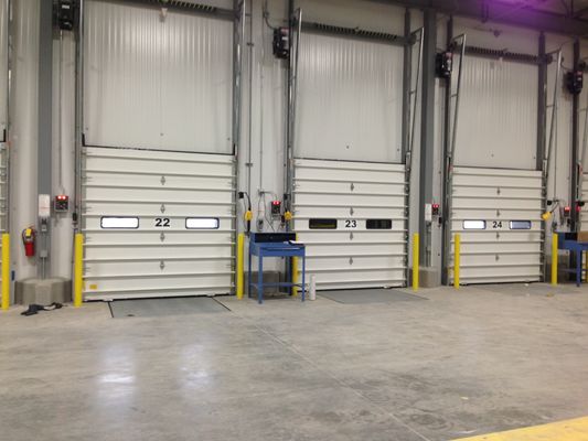 12 фута экстерьера свертывают вверх по изолированной панели PU дверей дока мастерской промышленной вертикальной