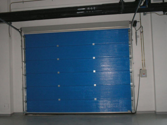 Вертикальный свертывает вверх изолированный металл дверей дока мастерской надземный стальной 12 футов промышленных