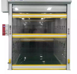 Электронная алюминиевая промышленная секционная дверь Сдвижная стеклянная панель 1,5 Вт/м2 50 мм Внешнее автоматическое дистанционное управление