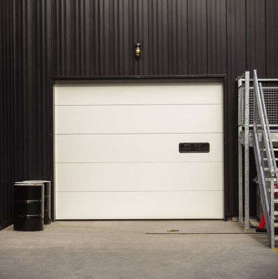 Высокая устойчивая промышленная секционная накладная дверь двухслойная стальная пластина оптом экономичная дверь большого размера с изоляцией
