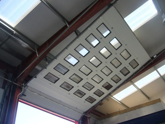 Белые изоляционные секционные крыльцовые двери с двойной конструкцией дистанционного управления