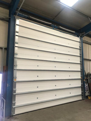 50mm-80mm Изолированная секционная гаражная дверь Устойчивость к погодным условиям для коммерческой вертикальной