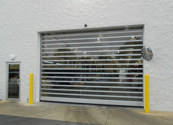 Прозрачная высокоскоростная спиральная дверь из алюминия безопасность и эффективность для занятых рабочих мест промышленная теплоизоляция