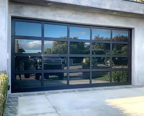 Стеклянный гараж Дешевая цена Черный водонепроницаемый Отличная изоляция Алюминиевая секционная дверь для жилого дома в сером цвете