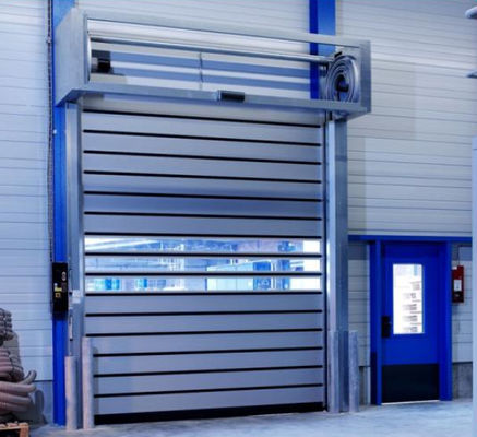 Высокоэффективная стальная изоляционная скоростная роликовая дверь ручная/автоматическая Устойчивая к погодным условиям ПВХ-завеса высокоскоростная охрана