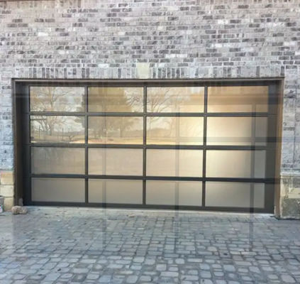 Современная белая алюминиевая секционная дверь с безопасностью с двойным стеклом Современная над головой секционная панель прозрачное стекло