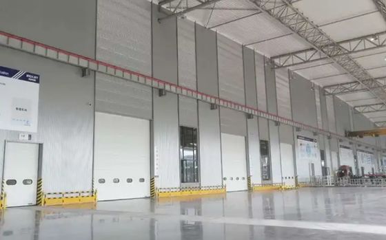 Автоматическая тяжелая промышленная дверь для подъема на пожарной станции.