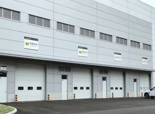 Автоматическая тяжелая промышленная дверь для подъема на пожарной станции.