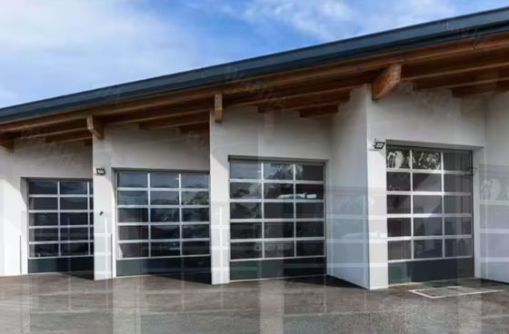 Современный дизайн, водонепроницаемость, автоматический, черный алюминий, матовое прозрачное стекло, секционные гаражные ворота с секционным дизайном