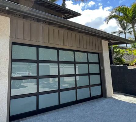 Проницаемость класса 3 Прозрачное стекло Отличное сопротивление ветру Промышленный верхний слой Прочная секционная гаражная дверь с ручным или автоматическим