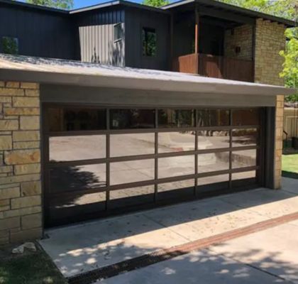 Проницаемость класса 3 Прозрачное стекло Отличное сопротивление ветру Промышленный верхний слой Прочная секционная гаражная дверь с ручным или автоматическим