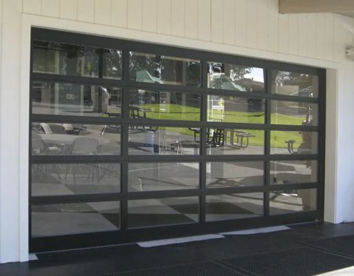 Современные черные элегантные алюминиевые рамы из закаленного стекла, прозрачные секционные гаражные ворота, секционные ворота с ручным или автоматическим открыванием