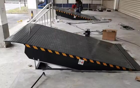 Гидравлические тонны грузоподъемности 8T /10T Склад настраиваемый размер платформы Мастерская Автоматическая доковая пластина Уравнители доковых дверей 25000-40000 фунтов безопасный дизайн