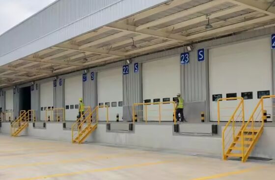 Гидравлические тонны грузоподъемности 8T /10T Склад настраиваемый размер платформы Мастерская Автоматическая доковая пластина Уравнители доковых дверей 25000-40000 фунтов безопасный дизайн