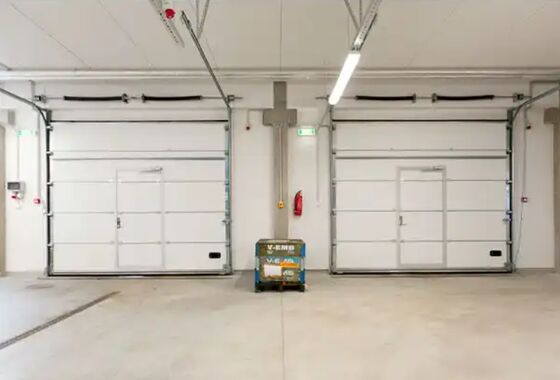 Китай Автоматический склад Фабрика Внешние секционные крышечные двери Специализированная стальная коммерческая пожарная станция Промышленные двери