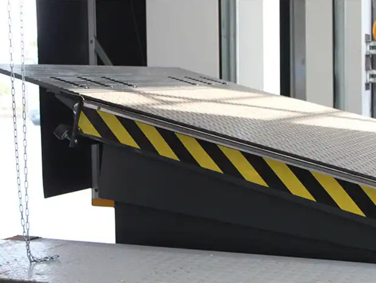 Электрический двигатель Механический ножничный подъемник Вертикальные уравнительные платформы для доковых ворот Мастерская Автоматическая доковая платформа 25000-40000 фунтов Безопасный