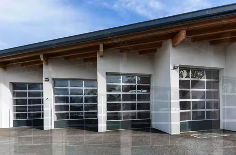 Современный дизайн, водонепроницаемость, автоматический, черный алюминий, матовое прозрачное стекло, секционные гаражные ворота с секционным дизайном