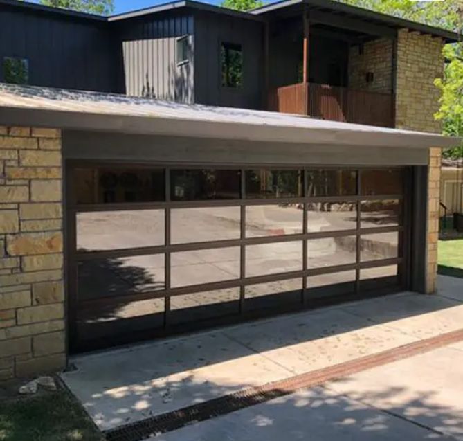 Проницаемость класса 3 Прозрачное стекло Отличное сопротивление ветру Промышленный верхний слой Прочная секционная гаражная дверь с ручным или автоматическим