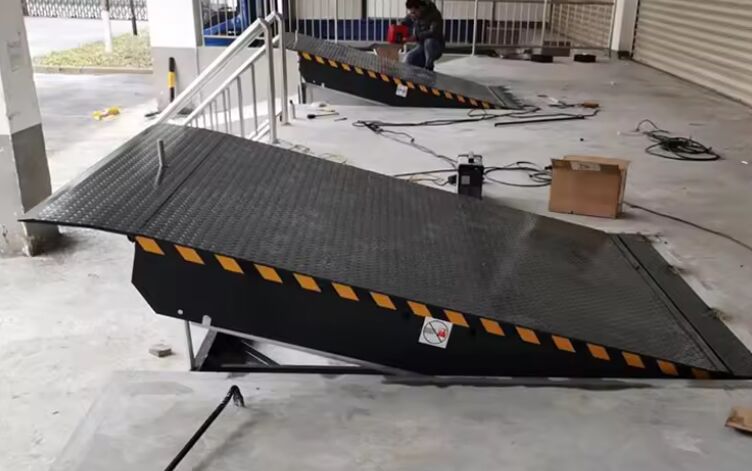 Гидравлические тонны грузоподъемности 8T /10T Склад настраиваемый размер платформы Мастерская Автоматическая доковая пластина Уравнители доковых дверей 25000-40000 фунтов безопасный дизайн