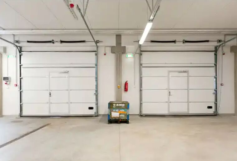 Уровень звукоизоляции 24 ДБ Изолированные секционные двери, оборудованные минимальной энергией для работы и виниловые или щетковые